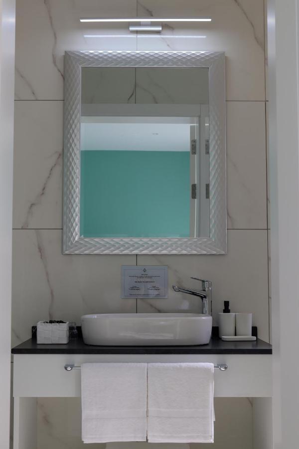 100 Boutique Living *